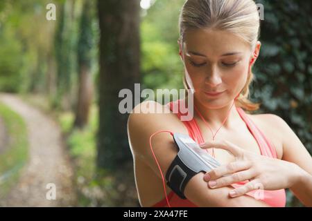 Donna preparare Mp3 player per il work-out Foto Stock