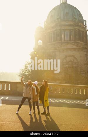 Le ragazze adolescenti tenendo Selfie nella parte anteriore della Cattedrale di Berlino Foto Stock