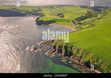 Cullykhan Beach e Bay Aberdeenshire scogliere rocciose e vista verso Mill Shore Beach e Pennan Foto Stock