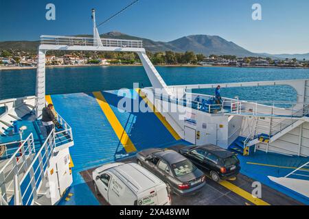 Rampa del piazzale presso il traghetto a doppia estremità Anna Maria, che attraversa il Golfo dell'Eubeo meridionale nel Mar Egeo occidentale da Oropos a Eretria sull'isola di Evia, Grecia Foto Stock