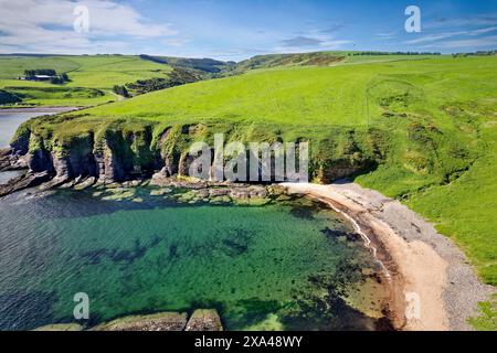 Cullykhan Beach e Bay Aberdeenshire piccola spiaggia di sabbia e vista verso Mill Shore Beach Foto Stock