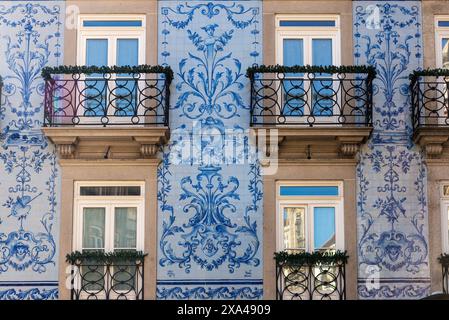 Facciata di un vecchio edificio classico decorato con piastrelle blu azulejo nella città vecchia di Porto o Oporto, Portogallo Foto Stock