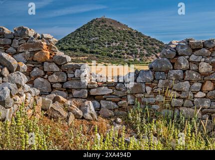Rovine medievali della fattoria Kontostavlos, vicino al lago Dystos e resti di una piccola fortezza veneziana sulla collina con rovine dell'antica Dystos, l'isola di Evia, Grecia Foto Stock