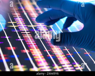 Genomic Research, scienziato che esamina i profili DNA dopo test analitici in laboratorio. Foto Stock