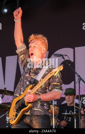 Tommie Paxton di Big Country si esibisce al Wychwood Festival, Cheltenham, Regno Unito. 31 maggio 2024, Foto Stock