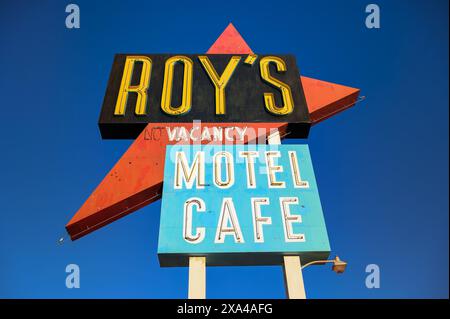 Vintage segno al neon di Roy's motel e cafe sul percorso 66 Foto Stock