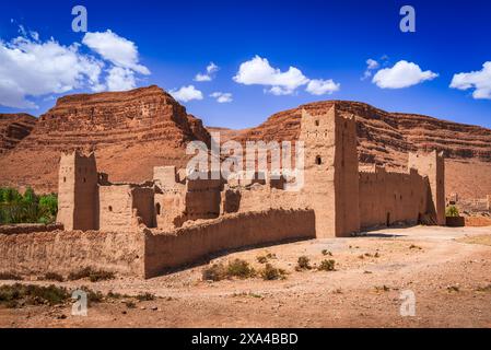 Ziz Valley, Marocco. Antica kasbah costruita in argilla nelle montagne dell'alto Atlante, in Nord Africa. Foto Stock