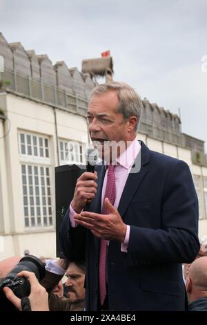 Clacton-on-Sea, Inghilterra, Regno Unito. 4 giugno 2024. NIGEL FARAGE il candidato britannico per la riforma ai colloqui di Clacton-on-Sea con membri del pubblico e rappresentanti della stampa sul fronte mare. NIGEL FARAGE ha assunto la leadership di Reform UK da RICHARD TICE per i prossimi 5 anni e si batterà per diventare deputato per Clacton-on-Sea in Essex nelle prossime elezioni generali (Credit Image: © Martin Pope/ZUMA Press Wire) SOLO PER USO EDITORIALE! Non per USO commerciale! Crediti: ZUMA Press, Inc./Alamy Live News Foto Stock