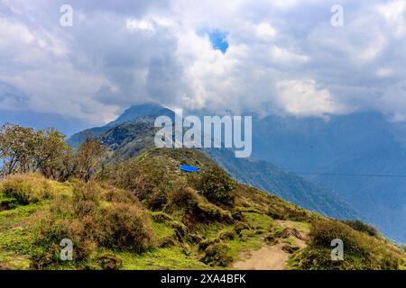 Annapurna South, Mardi Himal e Machapuchare vette innevate nella catena dell'Himalaya, Nepal. Splendido paesaggio di montagna sul trekking Foto Stock