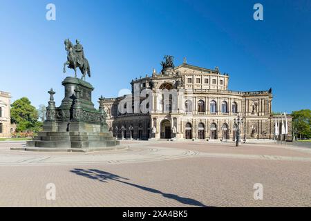 Semperoper am Theaterplatz mit König-Johann-Denkmal, Dresda, Sachsen, Deutschland *** Semperoper on Theaterplatz con Monumento a Re Giovanni, Dresda, sa Foto Stock