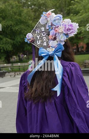 Vista da dietro del cappello decorato da un laureato con le parole NYU 2024. A Washington Square Park Foto Stock