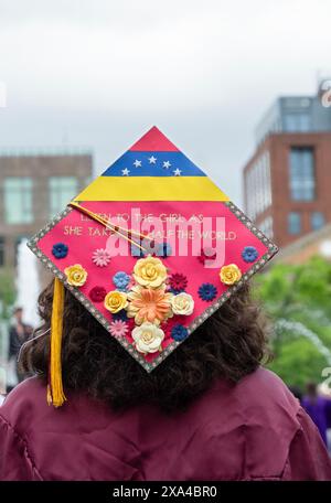 Vista da dietro di un berretto decorato con pezzi della bandiera venezuelana e una dichiarazione di empowerment femminile. Nel 2024 a Washington Square Park. Foto Stock