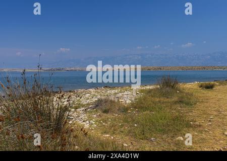 Foto delle montagne di Velebit settentrionale, vista dal mare Adriatico vicino a Vrsi, Dalmazia, Croazia Foto Stock