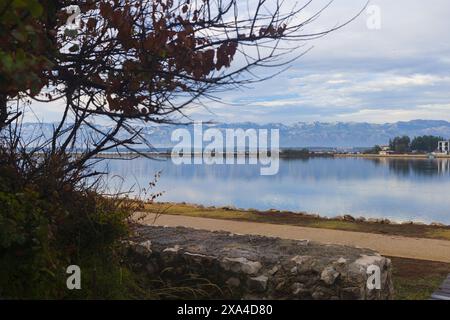 Vista delle montagne della Velebit settentrionale attraverso la laguna di Nin, Dalmazia, Croazia Foto Stock