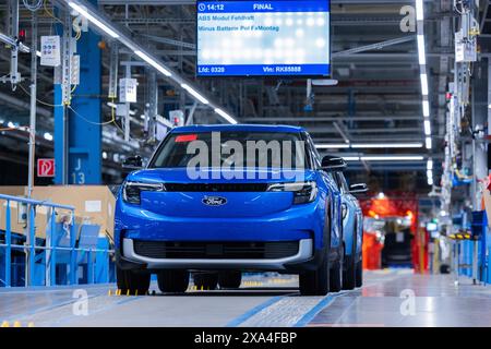 Colonia, Germania. 4 giugno 2024. Le auto elettriche Ford Explorer si trovano nella hall all'inizio della produzione. È la prima auto elettrica prodotta da Ford in Europa. Nel sito di produzione di Colonia sono stati investiti circa due miliardi di euro. Crediti: Rolf Vennenbernd/dpa/Alamy Live News Foto Stock