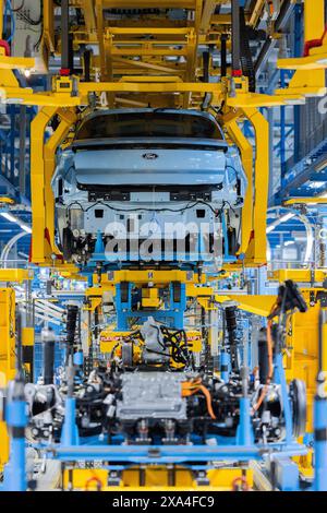 Colonia, Germania. 4 giugno 2024. Le auto elettriche Ford Explorer si trovano nella hall all'inizio della produzione. È la prima auto elettrica prodotta da Ford in Europa. Nel sito di produzione di Colonia sono stati investiti circa due miliardi di euro. Crediti: Rolf Vennenbernd/dpa/Alamy Live News Foto Stock