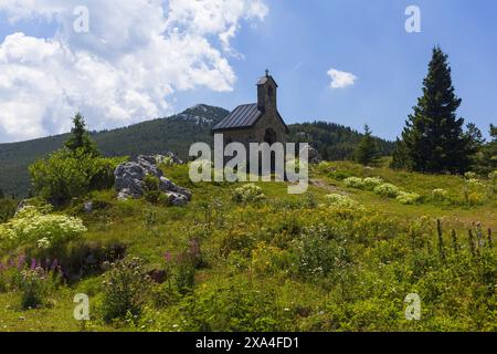 Foto di una piccola cappella nel mezzo del prato di montagna nel parco nazionale Velebit settentrionale in Croazia Foto Stock