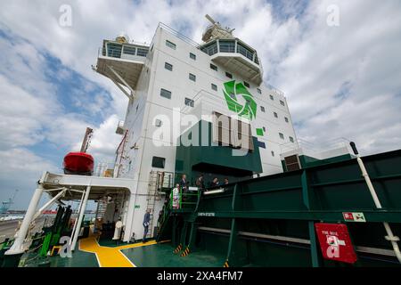 Zeebrugge, Belgio. 4 giugno 2024. Questa immagine mostra la presentazione della nave per installazione di rocce a tubo fallato "Yellowstone" del gruppo di infrastrutture offshore DEM, martedì 4 giugno 2024 a Zeebrugge. BELGA FOTO KURT DESPLENTER credito: Belga News Agency/Alamy Live News Foto Stock