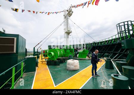 Zeebrugge, Belgio. 4 giugno 2024. Questa immagine mostra la presentazione della nave per installazione di rocce a tubo fallato "Yellowstone" del gruppo di infrastrutture offshore DEM, martedì 4 giugno 2024 a Zeebrugge. BELGA FOTO KURT DESPLENTER credito: Belga News Agency/Alamy Live News Foto Stock