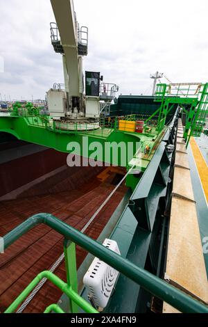 Zeebrugge, Belgio. 4 giugno 2024. Questa immagine mostra la presentazione della nave per installazione di rocce a tubo fallato "Yellowstone" del gruppo di infrastrutture offshore DEM, martedì 4 giugno 2024 a Zeebrugge. BELGA FOTO KURT DESPLENTER credito: Belga News Agency/Alamy Live News Foto Stock