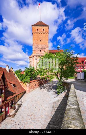 Norimberga, Germania. La città vecchia di Kaiserburg e la Torre Heathen, splendida Baviera medievale. Foto Stock