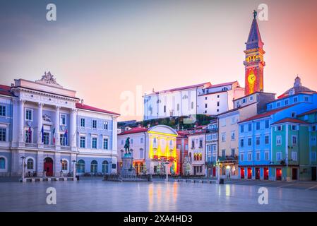Piran, Slovenia. Splendida vista al crepuscolo di Piazza Tartini, viaggio sfondo sloveno. Foto Stock
