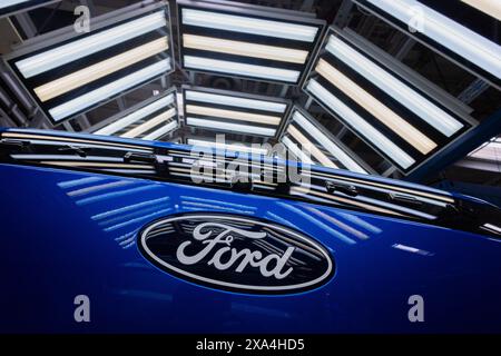 Colonia, Germania. 4 giugno 2024. Le auto elettriche Ford Explorer si trovano nella hall all'inizio della produzione. È la prima auto elettrica prodotta da Ford in Europa. Nel sito di produzione di Colonia sono stati investiti circa due miliardi di euro. Crediti: Rolf Vennenbernd/dpa/Alamy Live News Foto Stock