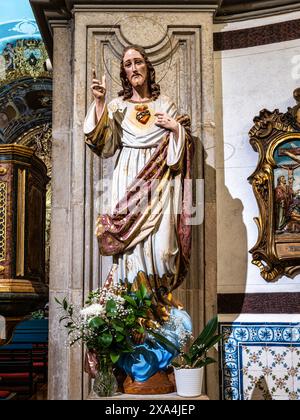 L'intricato interno dorato della chiesa carmelitana Igreja do Carmo nella città vecchia di Faro in Portogallo, in Europa. Igreja da Ordem Terceira de Nossa S Foto Stock