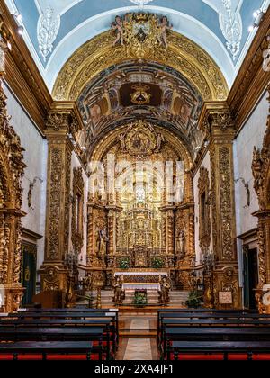 L'intricato interno dorato della chiesa carmelitana Igreja do Carmo nella città vecchia di Faro in Portogallo, in Europa. Igreja da Ordem Terceira de Nossa S Foto Stock