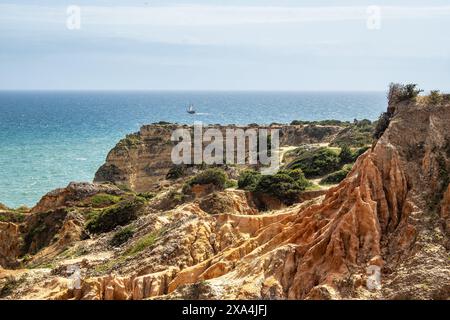 Spiaggia di Praia da Marinha tra isolotti di roccia e scogliere viste dal Seven Hanging Valleys Trail, Percurso dos Sete Vales Suspensos. Algarve, Portogallo Foto Stock