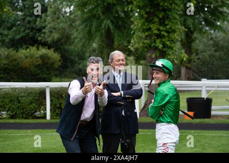 Windsor, Regno Unito. 3 giugno 2024. Il formatore William Haggas (M) Newmarket con il fantino Tom Marquand prima delle corse per disabili Get Raceday Ready presso l'ippodromo Royal Windsor. Crediti: Maureen McLean/Alamy Live News Foto Stock