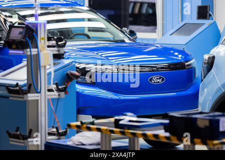 Colonia, Germania. 4 giugno 2024. Le auto elettriche Ford Explorer si trovano nella hall all'inizio della produzione. È la prima auto elettrica prodotta da Ford in Europa. Nel sito di produzione di Colonia sono stati investiti circa due miliardi di euro. Crediti: Rolf Vennenbernd/dpa/Alamy Live News Foto Stock