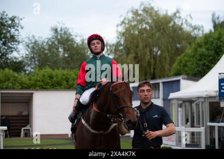 Windsor, Regno Unito. 3 giugno 2024. Horse Siam Fox guidato dal fantino Rossa Ryan vince le gare di handicap Download the Racecourse App Raceday Ready presso il Royal Windsor Racecourse di Windsor, Berkshire, alle gare del lunedì sera retro Explosion degli anni '80. Proprietario Robin Hood Racing 2022. Allenatore Kevin Frost, Newark, allevatore con Marnane, sponsor Kevin Frost Racing. Crediti: Maureen McLean/Alamy Live News Foto Stock