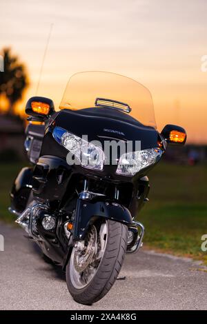 Sunrise, FL, USA - 3 giugno 2024: Foto di scorta Honda Goldwing al tramonto. La migliore motocicletta da crociera americana Foto Stock