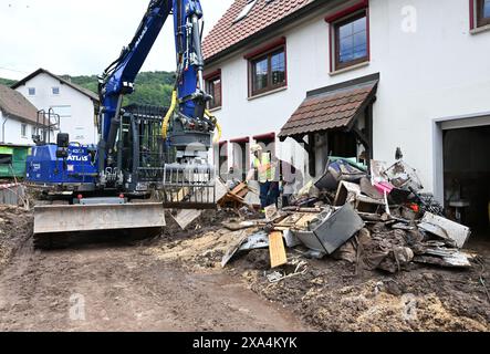 Klaffenbach, Germania. 4 giugno 2024. Gli aiutanti della Federal Agency for Technical Relief (THW) recuperano oggetti che sono stati distrutti dalle inondazioni dopo una tempesta. Crediti: Bernd Weißbrod/dpa/Alamy Live News Foto Stock