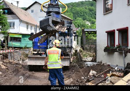 Klaffenbach, Germania. 4 giugno 2024. Gli aiutanti della Federal Agency for Technical Relief (THW) recuperano oggetti che sono stati distrutti dalle inondazioni dopo una tempesta. Crediti: Bernd Weißbrod/dpa/Alamy Live News Foto Stock