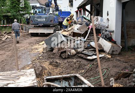 Klaffenbach, Germania. 4 giugno 2024. Gli aiutanti della Federal Agency for Technical Relief (THW) recuperano oggetti che sono stati distrutti dalle inondazioni dopo una tempesta. Crediti: Bernd Weißbrod/dpa/Alamy Live News Foto Stock