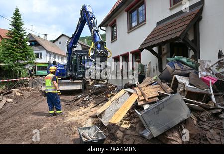 Klaffenbach, Germania. 4 giugno 2024. Gli aiutanti della Federal Agency for Technical Relief (THW) recuperano oggetti che sono stati distrutti dalle inondazioni dopo una tempesta. Crediti: Bernd Weißbrod/dpa/Alamy Live News Foto Stock