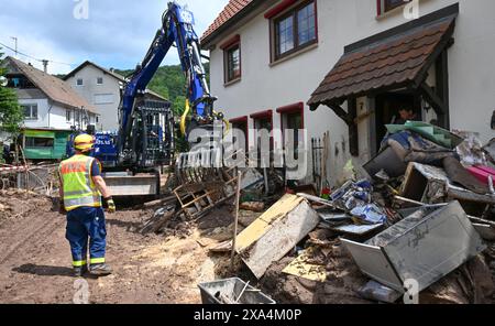 Klaffenbach, Germania. 4 giugno 2024. Gli aiutanti della Federal Agency for Technical Relief (THW) recuperano oggetti che sono stati distrutti dalle inondazioni dopo una tempesta. Crediti: Bernd Weißbrod/dpa/Alamy Live News Foto Stock