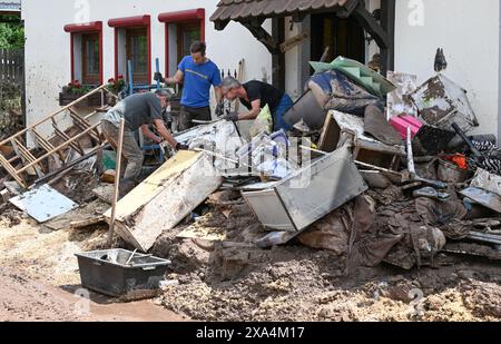 Klaffenbach, Germania. 4 giugno 2024. Gli aiutanti recuperano oggetti che sono stati distrutti da inondazioni dopo una tempesta. Crediti: Bernd Weißbrod/dpa/Alamy Live News Foto Stock