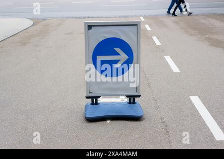 Wohin Ein Paar geht un einem Schild mit dem Pfeil nach rechts vorbei. München Bayern Deutschland *** dove una coppia cammina accanto a un cartello con una freccia che punta a destra Monaco Baviera Germania Copyright: XRolfxPossx Foto Stock