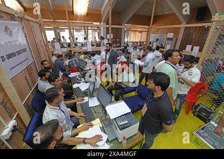 Srinagar, Jammu e Kashmir, India. 4 giugno 2024. I funzionari elettorali contano i voti per le elezioni di Lok Sabha usando le macchine elettorali elettroniche (EVM) in un centro di conteggio, a Srinagar. Foto Stock