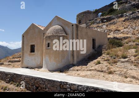 La chiesa greco-ortodossa di Agios Georgios sull'ex lebbrosario di Spinalonga a Creta Foto Stock