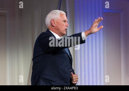 L'ex vicepresidente Mike Pence ha visto dopo aver parlato durante un'intervista con il caporedattore Zvika Klein alla conferenza Jerusalem Post al 583 Park Avenue a New York il 3 giugno 2024. Alla domanda sulle prossime elezioni presidenziali, il signor Pence ha detto che il presidente Joe Biden ha fatto una cosa giusta visitando Israele dopo l'attacco terroristico di Hamas del 7 ottobre, ma ha detto che la precedente amministrazione repubblicana ha fatto molto di più per Israele trasferendo l'ambasciata degli Stati Uniti da Tel Aviv a Gerusalemme, facendo l'accordo di Abraham normalizzando le relazioni con il Bahrein e gli Emirati Arabi Uniti. Ha tacitamente appoggiato il repubblicano Foto Stock