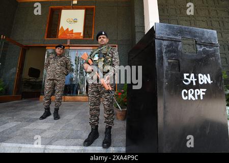 Srinagar, Jammu e Kashmir, India. 4 giugno 2024. Le forze di sicurezza allertano in un centro di conteggio a Srinagar. Foto Stock