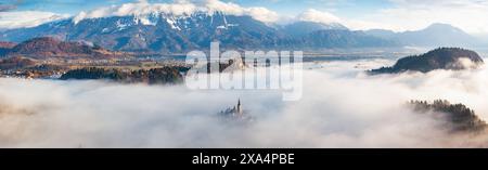 Misty Day, Lake Bled, Slovenia, Europa Copyright: NagyxMelinda 1265-389 DATA RECORD NON DICHIARATA Foto Stock