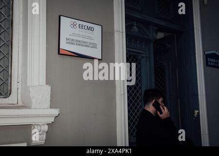 Adrien Vautier / le Pictorium - manifestazione contro l'influenza straniera - 20/05/2024 - Georgia (Europa) / Batumi - l'ingresso alla Scuola Batoumi di democrazia. Batoumi, 20 maggio 2024. Foto Stock