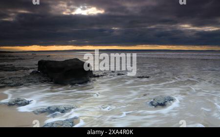 Il Canale di Bristol da Traeth Bach, vicino a Southerndown, Glamorgan Heritage Coast, Galles del Sud, Regno Unito, copyright Europa: GeraintxTellem 1365- Foto Stock