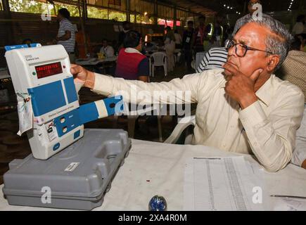 (240604) -- GHAZIABAD, 4 giugno 2024 (Xinhua) -- un funzionario elettorale conta i voti in una stazione di conteggio elettorale a Ghaziabad, India, il 4 giugno 2024. Il conteggio dei voti è iniziato in India martedì dopo che le elezioni generali si sono tenute in sette fasi dal 19 aprile al 1 giugno, confermato un funzionario presso la Commissione elettorale dell'India (ICE). I risultati finali dovrebbero essere annunciati martedì tardi o mercoledì. I vincitori diventeranno membri della camera bassa del Parlamento indiano "Lok Sabha" o della camera del popolo. (UNI/handout tramite Xinhua) Foto Stock