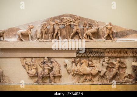 Frontone orientale del Tesoro Siphnian, Museo Archeologico di Delfi, Grecia Foto Stock